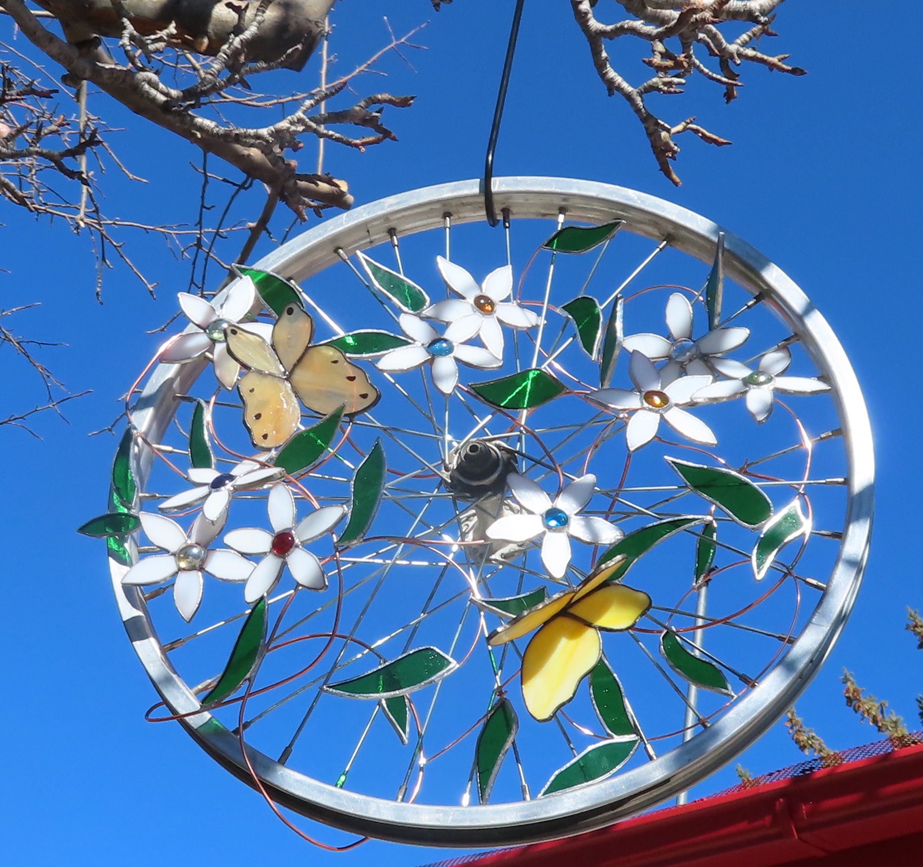 yard art / bike wheel
